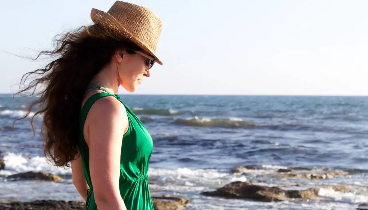 Fashion and Technology: Virtual Try-On Apps and AR Fitting Rooms